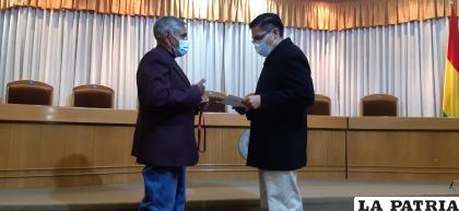 Marco Cruz, recibió el reconocimiento a nombre de la Cámara de Comercio de Oruro /LA PATRIA