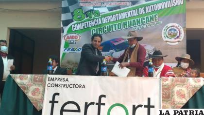 Entrega de la convocatoria a las autoridades de Huancané /LA PATRIA 