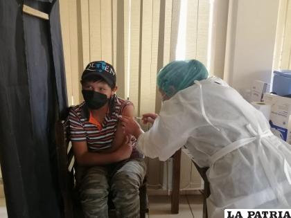 Niño recibe la dosis contra el Covid-19 /LA PATRIA
