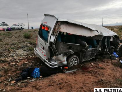 El lado derecho de la minivan quedó destruido /Cortesía