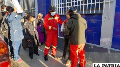 Las personas que estaban por el lugar llamaron a Bomberos para la ayuda /LA PATRIA
