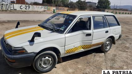 El taxi, tiene daños en la puerta del conductor /LA PATRIA