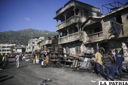 El camión cisterna explotó debido a un vuelco por esquivar a un motociclista /Ap News