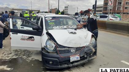 El taxista acabó con daños materiales en su capó /LA PATRIA