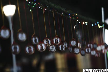 Adornos navideños con imágenes de personas desaparecidas cuelgan en el Jardín Memorial /AP Foto /Marco Ugarte