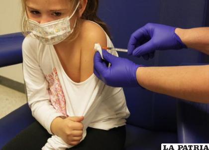 Una niña recibe una dosis de la vacuna del coronavirus en el Hospital de Henares, en Coslada, Madrid /AP Foto /Bernat Armangue