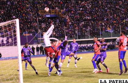 Iván Brun arquero de la “U” fue la figura del partido, atajó bien y anotó un gol /APG