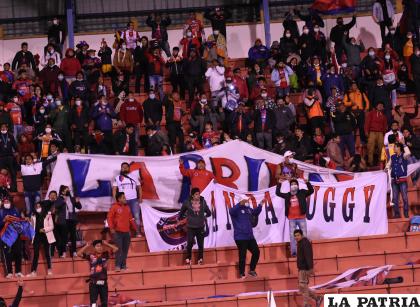 La hinchada de Universitario celebró el triunfo en la Villa Imperial /APG