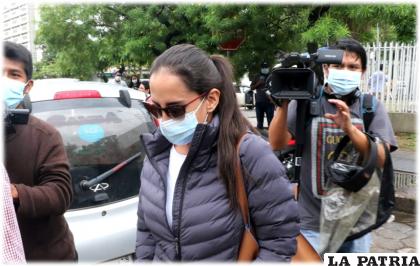 Esposa de Guillermo Parada saliendo de la Fiscalía /El Deber