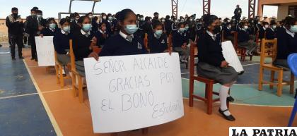 Estudiantes señalan que con los Bs. 300 ayudarán a su familia /LA PATRIA