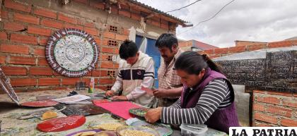 Don Ricardo Soliz y dos de sus aprendices en el taller de latón /LA PATRIA