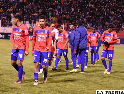 Jugadores de Universitario luego del triunfo de visita ante Real Potosí /APG