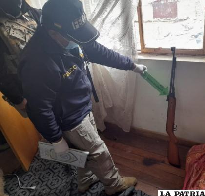 El arma fue secuestrada por la fuerza anticrimen /Comando de la Policía de Oruro