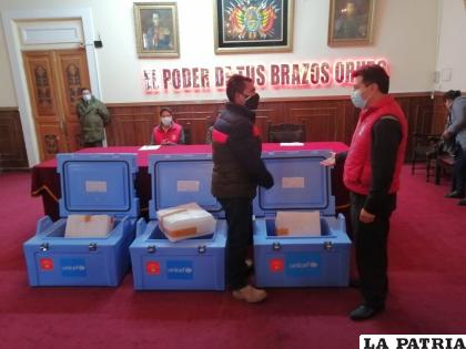 Entrega de equipos de refrigeración a los centros de salud /LA PATRIA