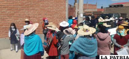 Padres de familia hacen filas para cobrar el bono /LA PATRIA
