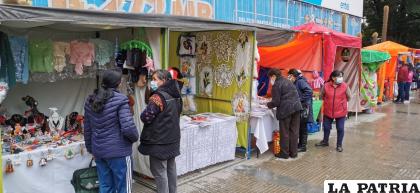 Llovió, pero los artesanos y productores permanecieron en sus puestos /LA PATRIA  