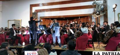 En el concierto de aniversario participó el cantante Imar Antezana /LA PATRIA