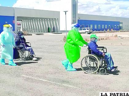 Abuelitos fueron internados para su recuperación