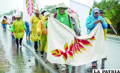 Pese a las inclemencias del clima, los indígenas continuaron con la marcha