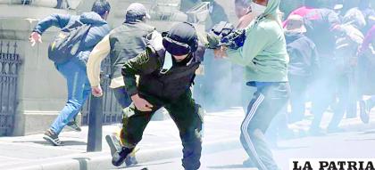 Se libraron peleas campales entre policías y cocaleros en La Paz