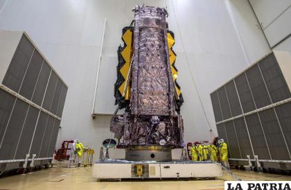 En esta foto del 11 de diciembre de 2021 proveída por la Agecia Espacial Europea, el Telescopio Espacial James Webb de la NASA es colocado en el cohete Ariane 5 /M.Pedoussaut /ESA vía AP