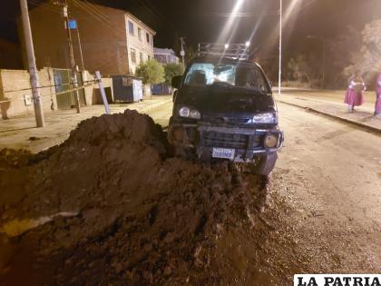 El vehículo quedó encunetado contra un promontorio de tierra /Cortesía