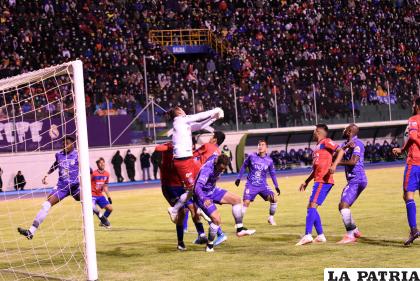 La acción del partido de ida en la Villa Imperial donde ganó Independiente 2-1 /APG