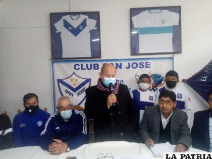 El anuncio de Aranibar fue durante la presentación de la escuela de fútbol /Jaime Martínez