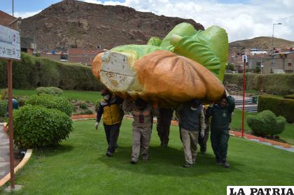 Los trabajadores del GAMO transportan una pieza del cuerpo de José /LA PATRIA
