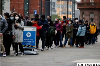 La fila para recibir las dosis de refuerzo en un centro de vacunación en Manchester, Gran Bretaña /REUTERS