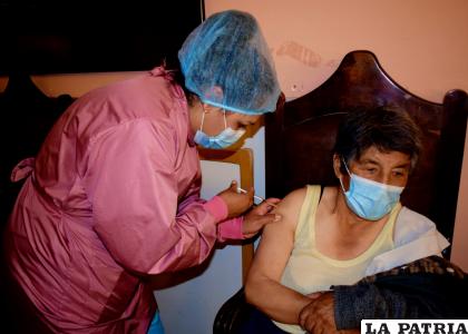 Vacunación con la dosis de refuerzo /SEDES