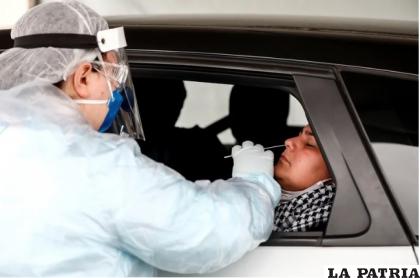 Un sanitario realiza una prueba gratuita de PCR en San Pablo /EFE Archivo
