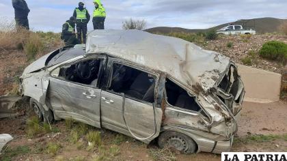 El carro quedó muy dañado tras el accidente /LA PATRIA