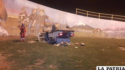 El automóvil terminó con las llantas hacia el “cielo” /LA PATRIA