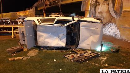 El vehículo quedó como chatarra tras el accidente /LA PATRIA