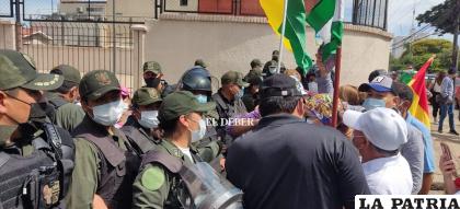 Policías custodian la sede de la Cámara Departamental de la Pequeña Industria, en la ciudad de Santa Cruz de la Sierra /El Deber