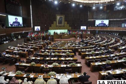 El primer ministro paquistaní Imran Khan habla durante la 17ma sesión extraordinaria del Consejo de Cancilleres /AP Foto /Rahmat Gul