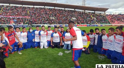 Jugadores de Universitario agradecen al Supremo Creador por la clasificación /APG