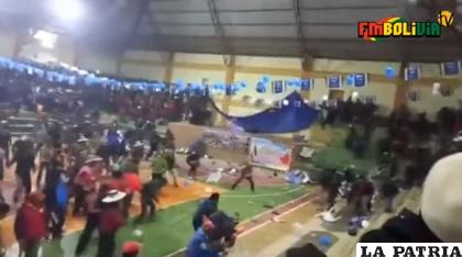 Entre gritos de “racistas”, los enfrentados destrozaron el escenario principal /FM Bolivia Tv