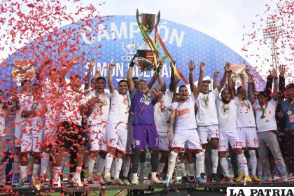 Celebración de los jugadores de FC Universitario, campeones de la Copa “Simón Bolívar” /APG