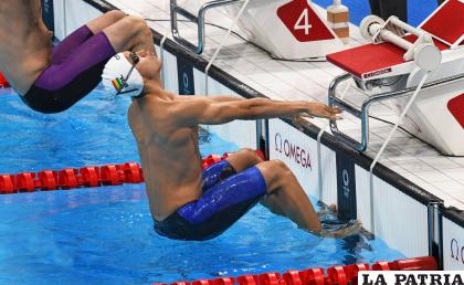 El nadador boliviano, Gabriel Castillo, participó en 100 metros espalda 
/Walter ChallapA