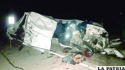 La Policía rescató cinco cuerpos atrapados en la minivan