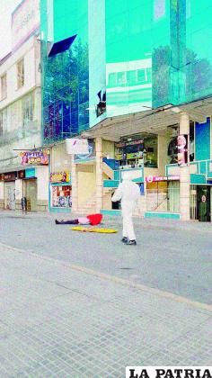 Un hombre perdió la vida al ser presuntamente empujado de un bar en plaza Castro y Padilla