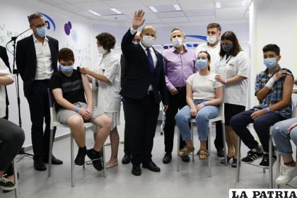 El primer ministro israelí, Naftali Bennett, junto a jóvenes que recibían la vacuna /Amir Cohen /Pool Foto vía AP, File