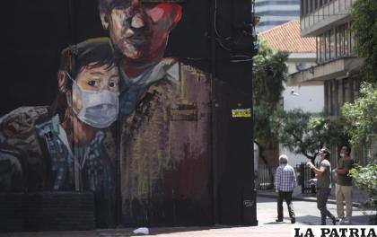 Un mural muestra a un joven con una mascarilla para protegerse del coronavirus, en Bogotá, Colombia /AP Foto /Fernando Vergara