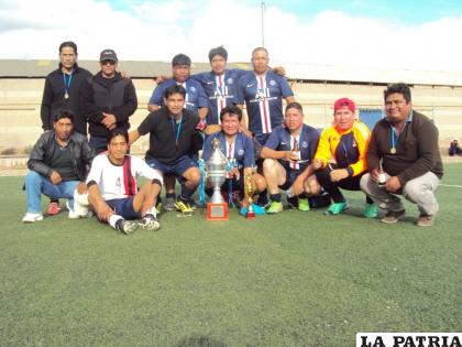 Jugadores de Primera Parada ganadores del torneo /LA PATRIA