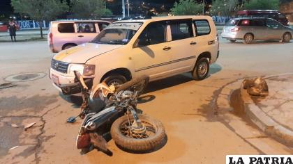 El vehículo y la motocicleta impactaron y se registró una mujer herida /LA PATRIA
