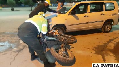 El impacto también causó daños materiales en ambos motorizados /LA PATRIA