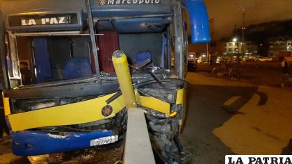 El ómnibus quedó de esta manera tras el impacto /LA PATRIA