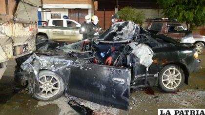 El motorizado quedó aplastado y dentro su conductor /LA PATRIA